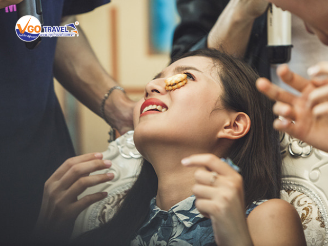 Trò chơi team building ăn bánh trên trán