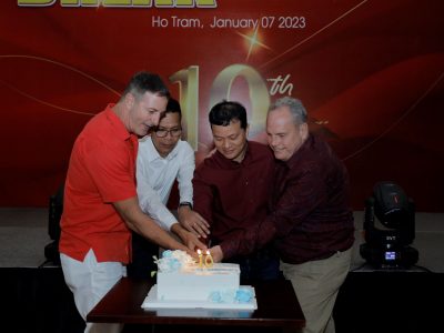 ban giám đốc MP cắt bánh kem kỷ niệm 10 năm thành lập công ty 2