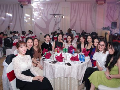 các thành viên nữ của công ty legend bên bàn tròn trong buổi gala dinner