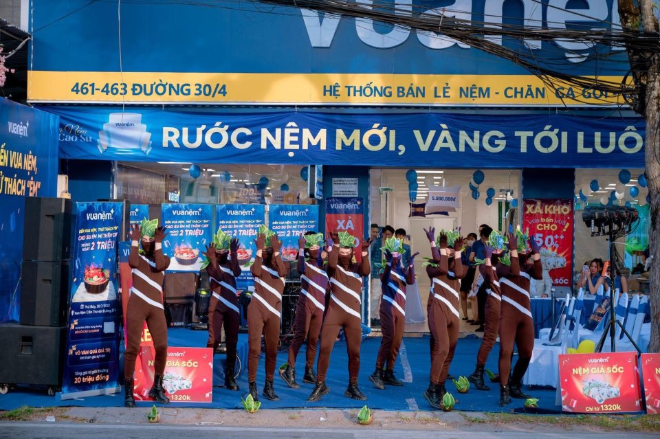 Roadshow trình diễn vũ điệu cao su của thương hiệu Vua Nệm