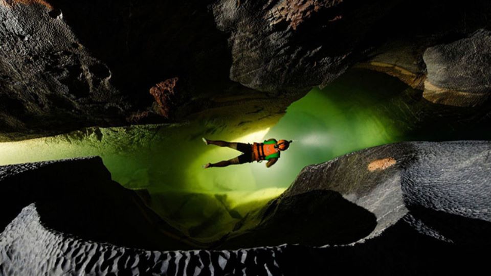 bơi lội trong hang Sơn Đoòng