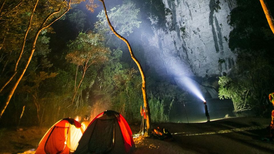 cắm trại trong hang động