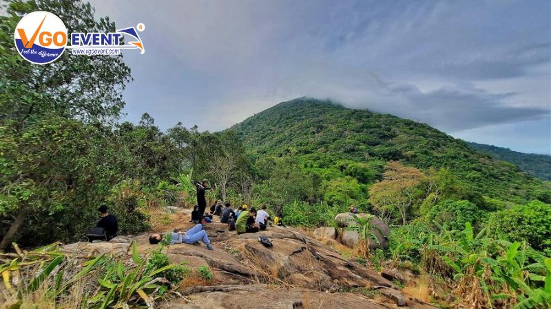 Nhân viên trải nghiệm leo núi Bà Đen