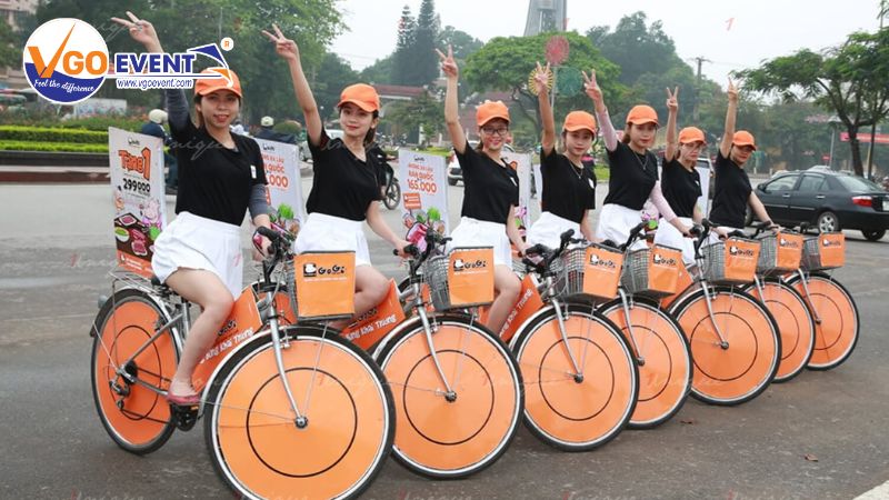 Trang phục ấn tượng giúp người dân chú ý