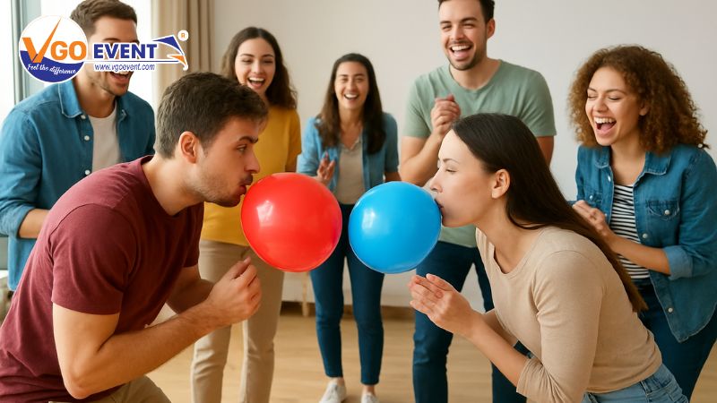 Không khí sôi động khi hai đội thi nhau thổi bóng