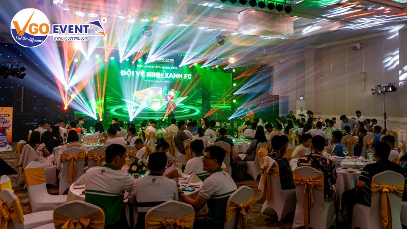 Khách hàng lắng nghe trình bày tại hội nghị