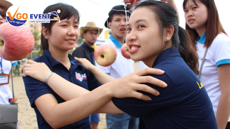 Ăn táo không dùng tay