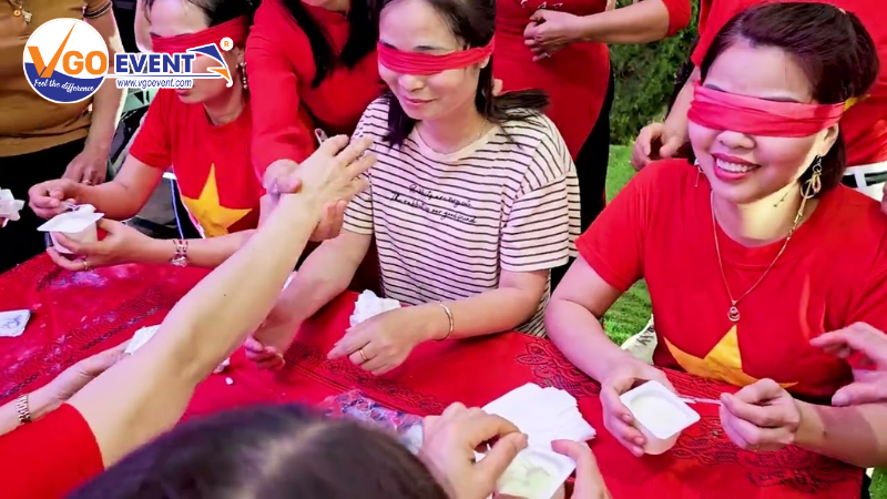 Bịt mắt ăn sữa chua