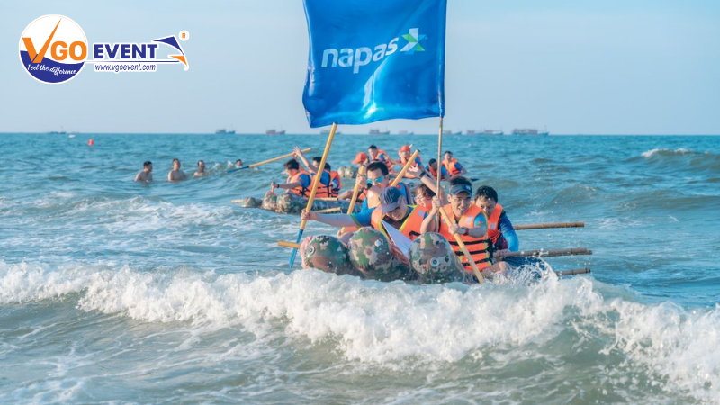 Xây bè vượt biển