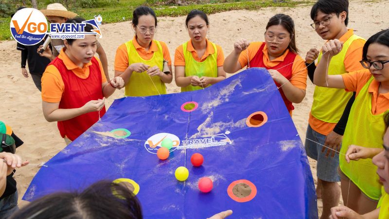 Nghiêng bóng vào lỗ
