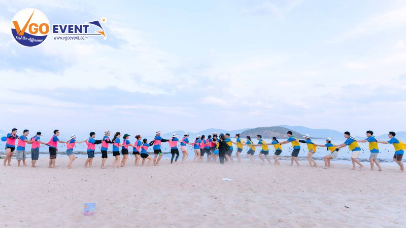 Nhân viên cùng tham gia trò chơi gắn kết trên bãi biển