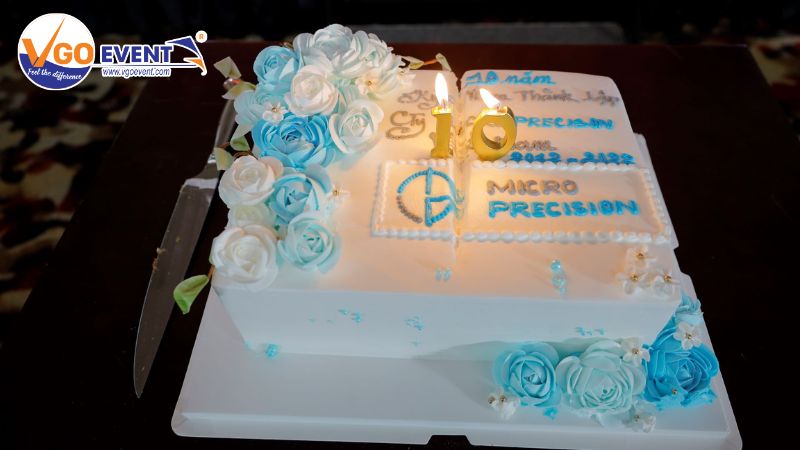 Bánh kem anniversary đánh dấu cột mốc 10 năm phát triển