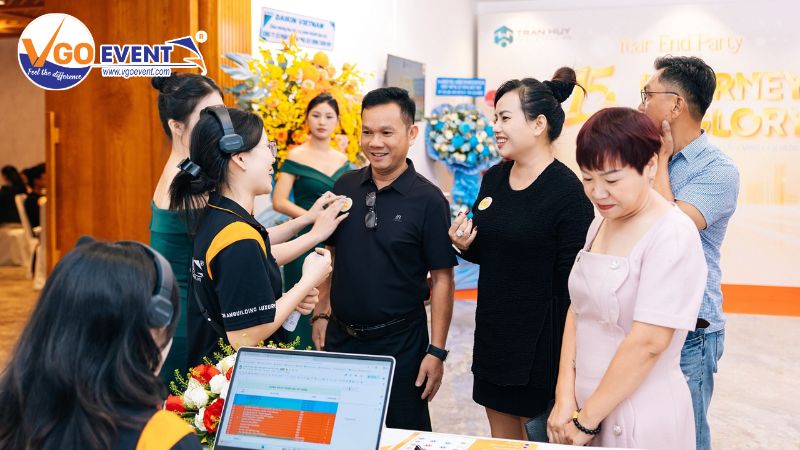 Đội ngũ VGOEvent đón tiếp khách mời tại sự kiện doanh nghiệp