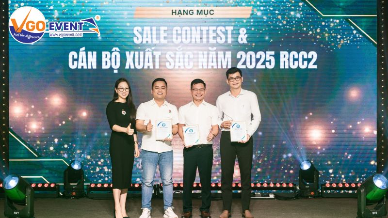 Công ty vinh danh cá nhân xuất sắc trên sân khấu