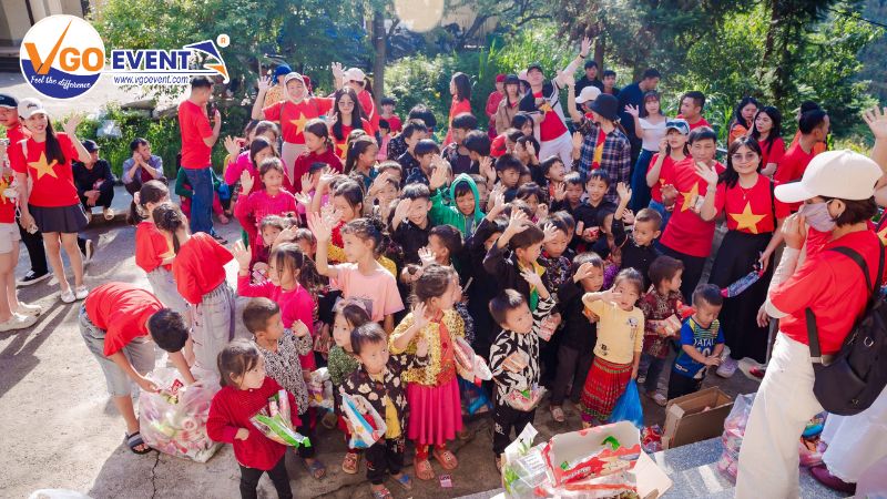 Team Building kết hợp trao quà cho trẻ em vùng khó khăn