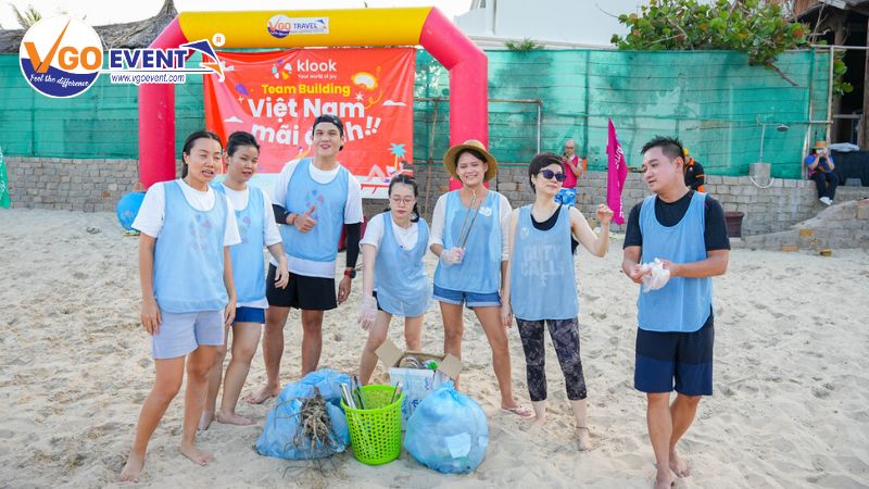 Team Building kết hợp thu gom rác thải trên bãi biển
