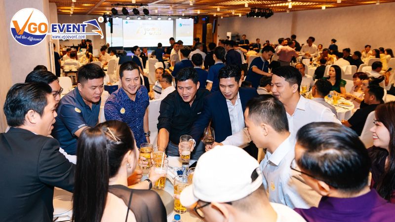 Khoảnh khắc mọi người gắn kết trong buổi tiệc