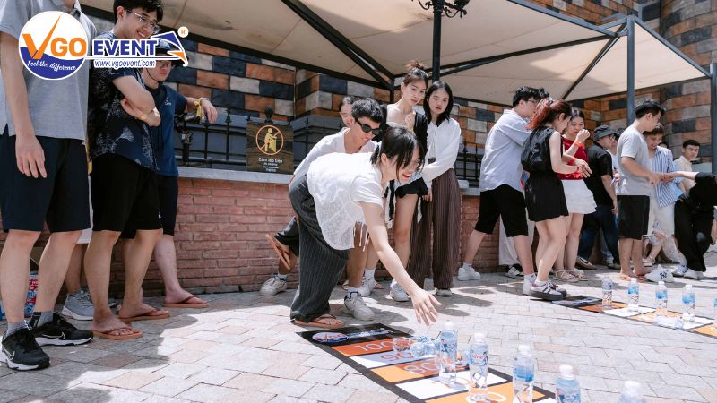 Mọi người cùng tham gia thử thách trong Teambuilding