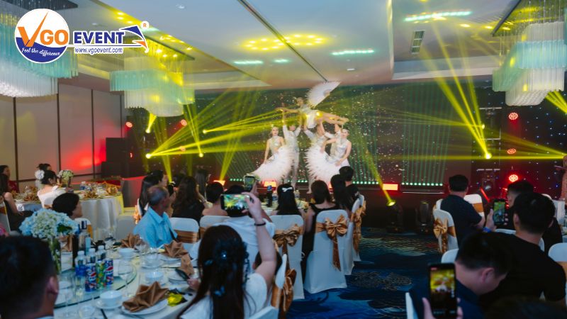 Màn trình diễn nghệ thuật mở đầu cho chương trình