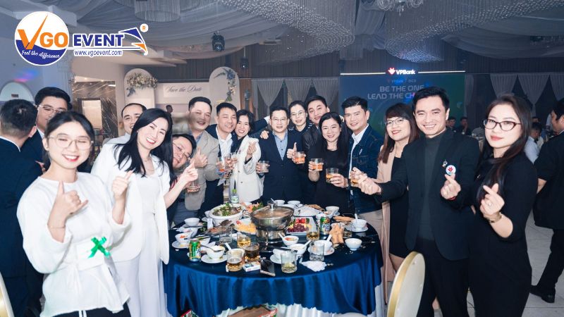 Media lưu giữ những khoảnh khắc đáng nhớ trong tiệc tất niên