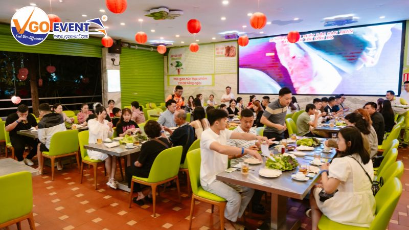 Mọi người dùng bữa tối sau ngày dài trải nghiệm