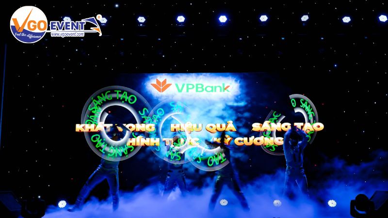 Múa tương tác kết hợp visual LED trong tiết mục mở màn Hội nghị