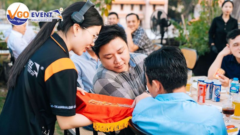 Nhân viên VGOEvent hỗ trợ khách mời tại sự kiện