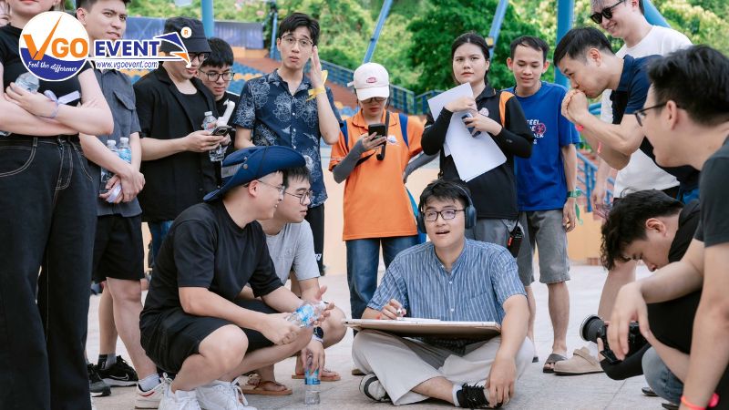 Các đội cùng nhau vượt qua thử thách trong Teambuilding
