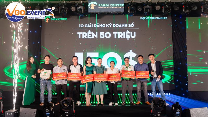 Công ty vinh danh và trao thưởng nhân viên có đóng góp nổi bật