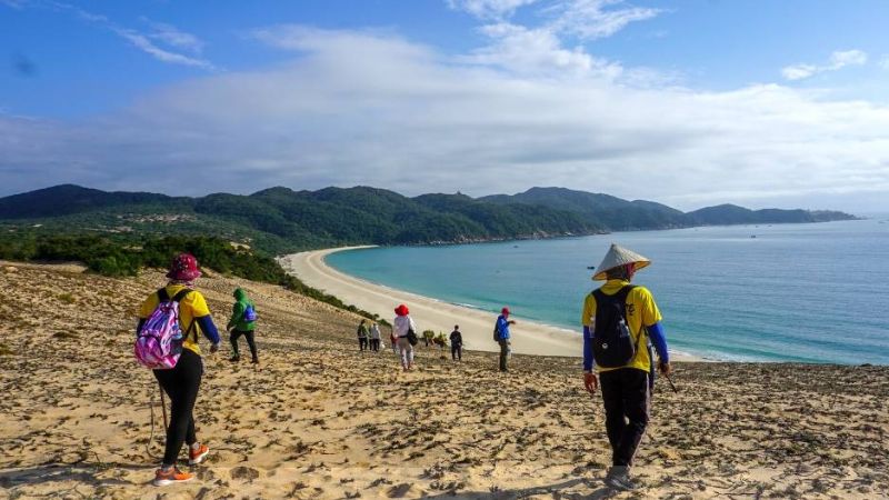 Đoàn trekking băng qua đồi cát