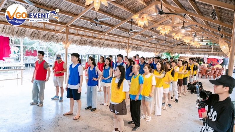 Đón đoàn, chia đội và khởi động